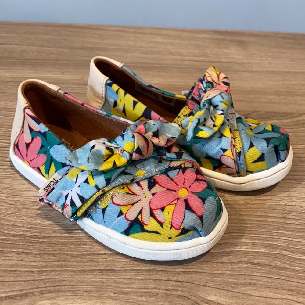 Toddler Toms - size 7 - floral print